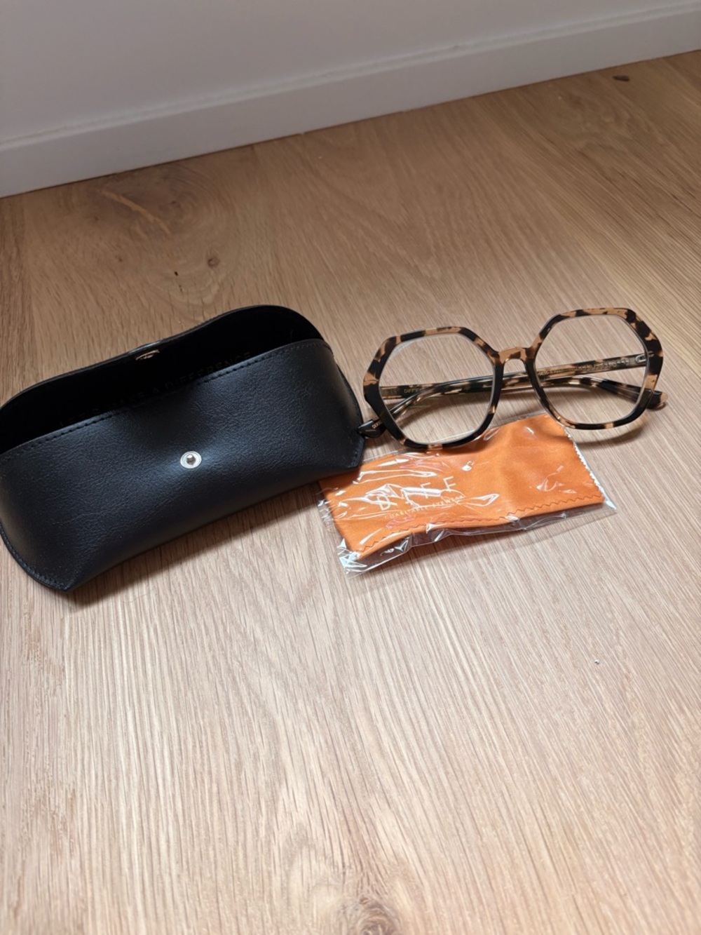 Diff Eyewear Women's Tortoiseshell Round Glasses with Black Case